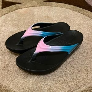 Brand New OOFOS Sandals- size 9